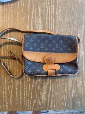 Louis Vuitton- Authentic 1990s Vintage Crossbody Bag